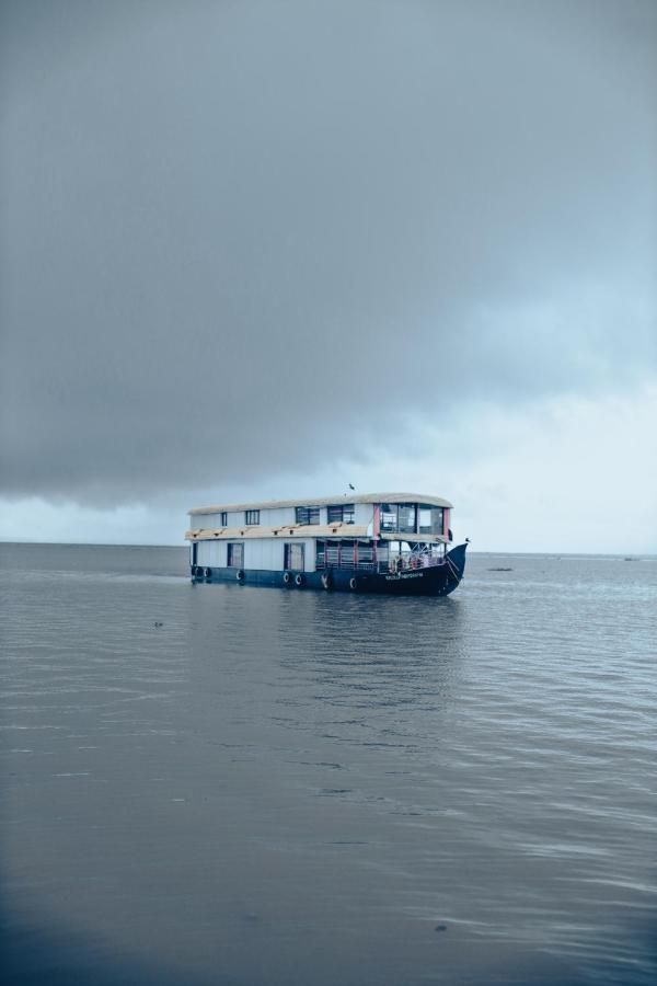 Hotel Harmony Houseboats à Alappuzha Extérieur photo