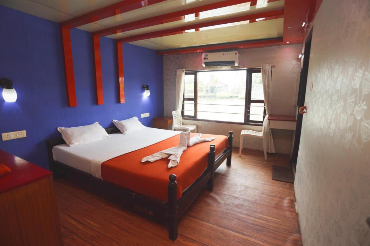 Hotel Harmony Houseboats à Alappuzha Extérieur photo
