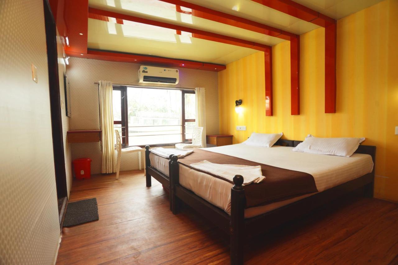 Hotel Harmony Houseboats à Alappuzha Extérieur photo