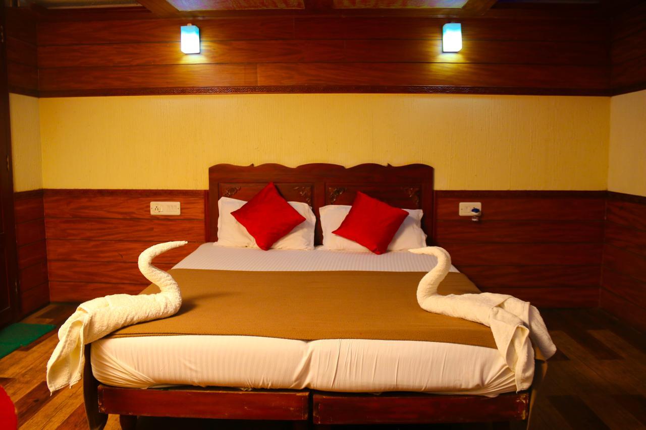 Hotel Harmony Houseboats à Alappuzha Extérieur photo